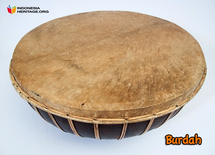 Sebutkan tiga macam alat musik tradisional beserta daerah asalnya