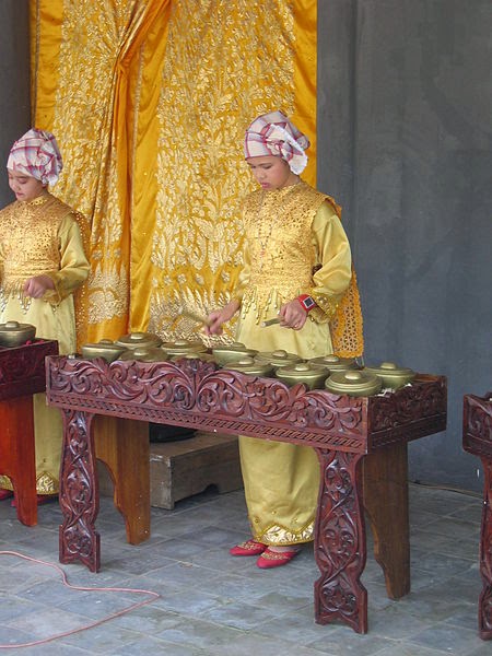 Nama Alat Musik Daerah Di Indonesia / Alat Musik Tradisional Di Indonesia Beserta Gambar - Tifa merupakan salah satu kekayaan alat musik tradisional indonesia yang berasal dari indonesia bagian tamborin mempunyai kemiripan dengan alat musik sejenis yang biasa kita ditemukan di daerah asia tengah.